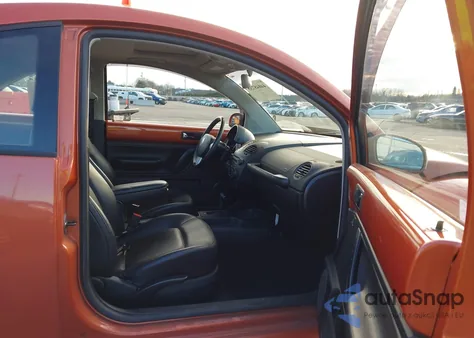 2010 Volkswagen New Beetle 2.5L Red Rock Edition z USA, uszkodzony, nr VIN 3VWRG3AGXAM026262